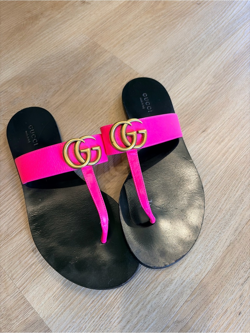 Gucci Hot Pink Leather GG Thong Sandals with Gold Hardware - Picture 2 of 2